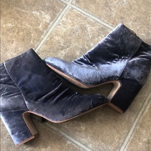Rounded toe suede boots